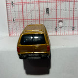 Gold 2001 Chevrolet Suburban Maisto Diecast Car