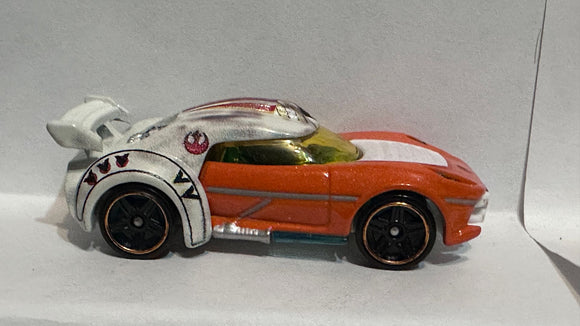 White Orange Luke Skywalker CGW38 2014 Star Wars Hot Wheels Diecast Car