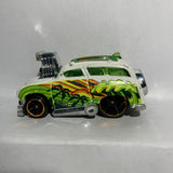 White Surf N Turf HW Atr Cars DTX16 Hot Wheels Diecast Car