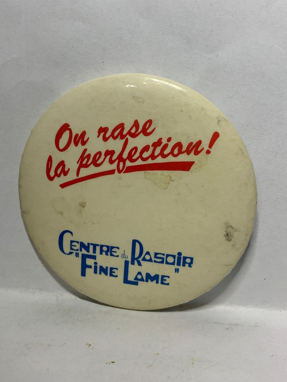 On rase la Perfection Centre du Rasair Fine Lame  Button Pinback
