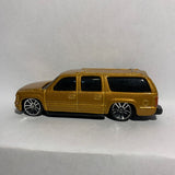 Gold 2001 Chevrolet Suburban Maisto Diecast Car