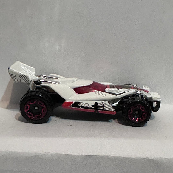 White Blade Raider DHN94 2015 Hot Wheels Diecast Car