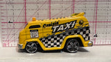 Yellow Cruisin Taxi Vantasy Maisto Diecast Car