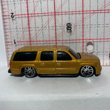 Gold 2001 Chevrolet Suburban Maisto Diecast Car