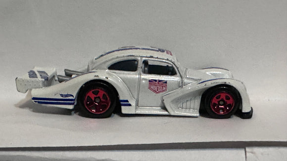 White Urban Outlaw Volkswagen Kafer Racer DTW93 ©2016 Hot Wheels Diecast Car