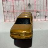 Gold 2001 Chevrolet Suburban Maisto Diecast Car