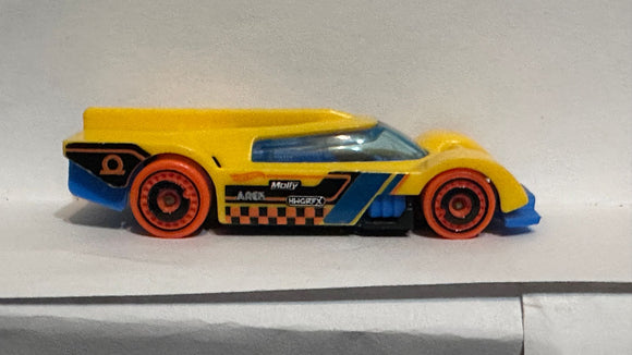 Yellow Gruppo x24 FYB79 ©2018 Hot Wheels Diecast Car