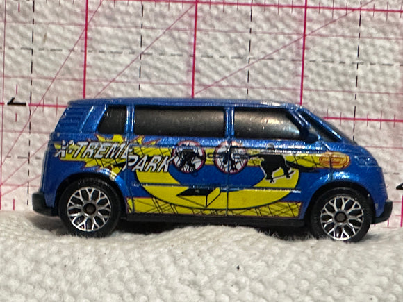 Blue X-Treme Park Skateboard Volkswagen Microbus 2001 Maisto Diecast Car