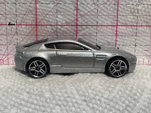 Grey Astoon Martin V8 Vantage Hot Wheels Diecast Car