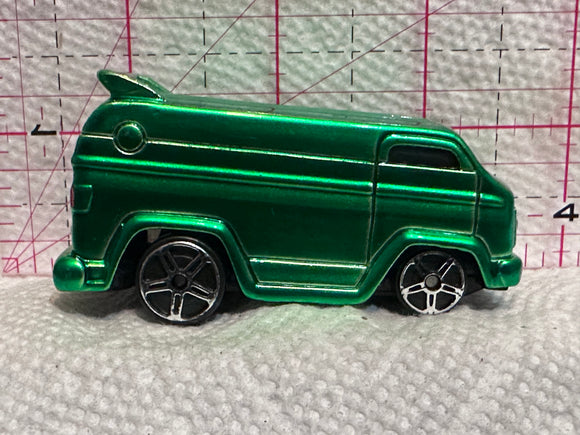 Green Vantasy Van Maisto Diecast Car