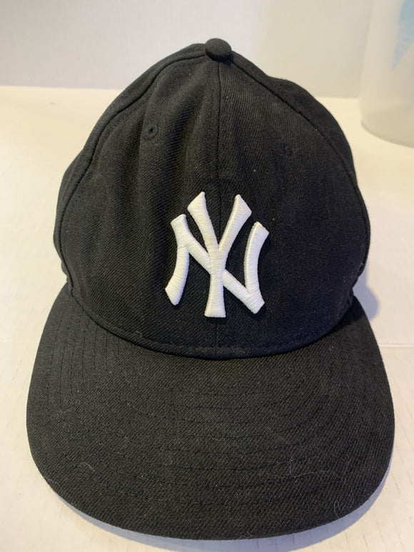 Black New York Yankees MLB New Era 7 1/4 Ball Hat Cap