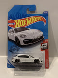 White Porsche Pananera Turbo S E-Hybrid Sport Turismo 3/5 Porsche 44/250 GHD20 Hot Wheels Long Card