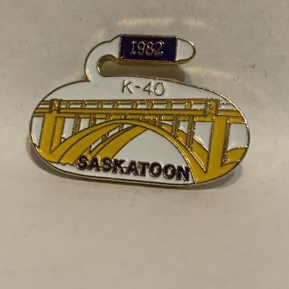 K40 1982 Saskatoon Curling Saskatchewan Lapel Hat Pin